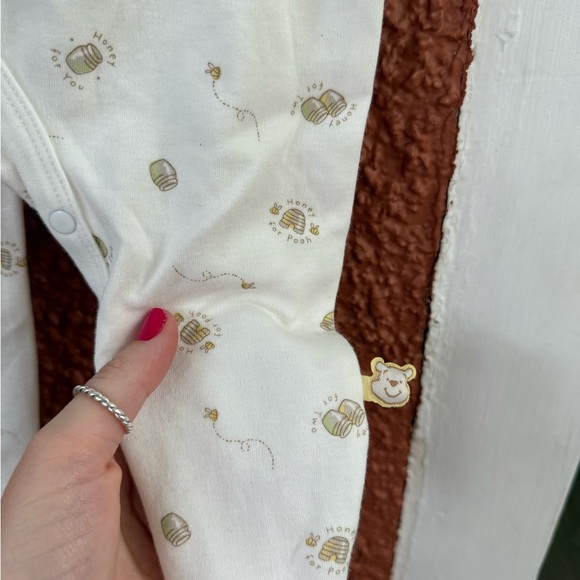 Y2K Pooh Bear Footed Romper Sleeper 9 Months Embroidered Honey Pot Bee Cream - Picture 3 of 7